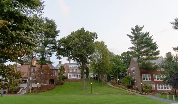 贝尔蒙山学校 贝尔蒙山学校